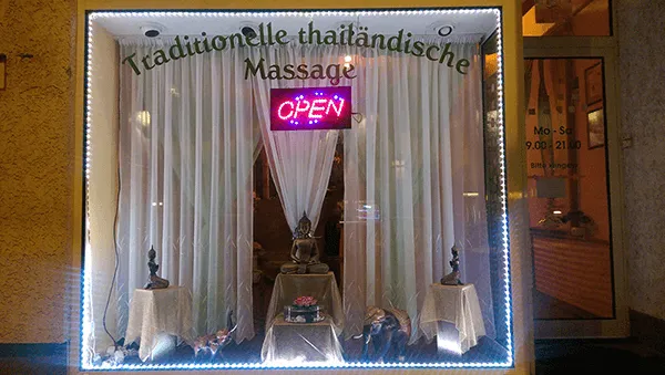Jasmin Thaimassage Schaufenster am Abend