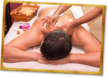 Schulter Rücken Massage eines Mannes